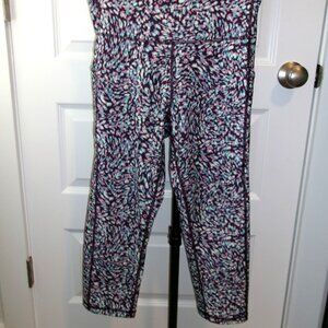 Tek Gear Plum Spotted Size L Capri Like New
